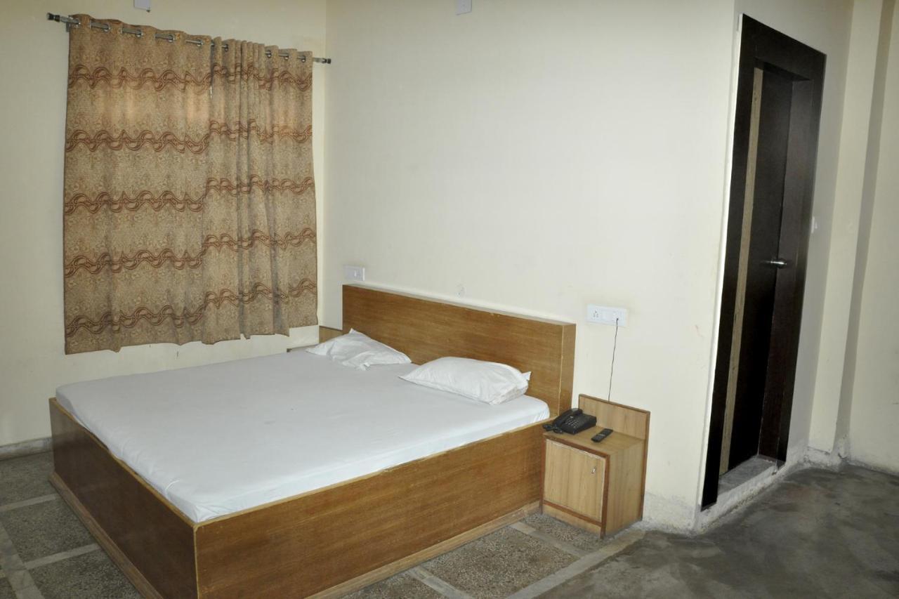 Hotel Lalit Palace Babina Exterior photo