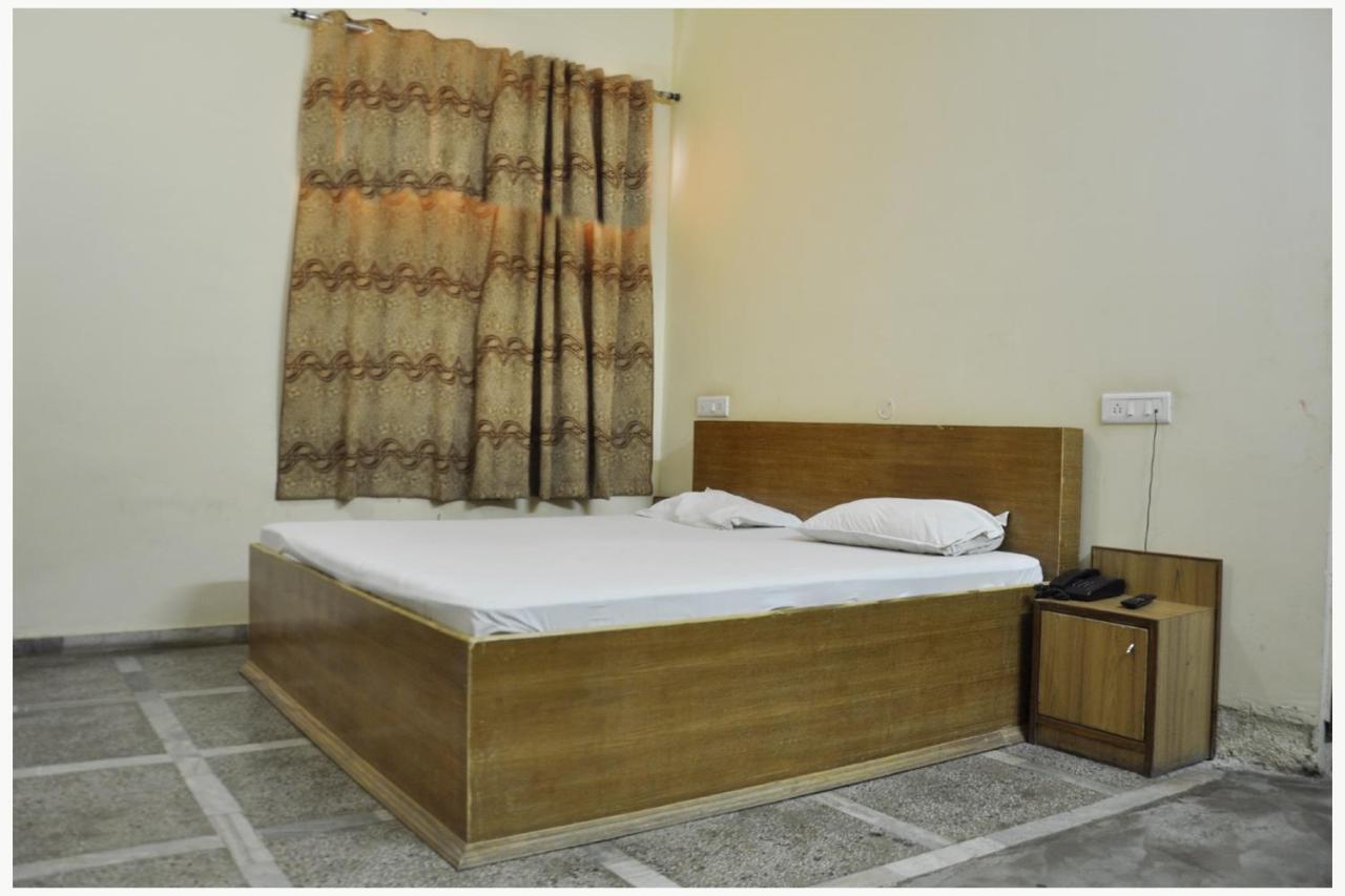 Hotel Lalit Palace Babina Exterior photo